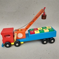blå rød træ lastbil med magnet træklodser på ladet gammelt legetøj